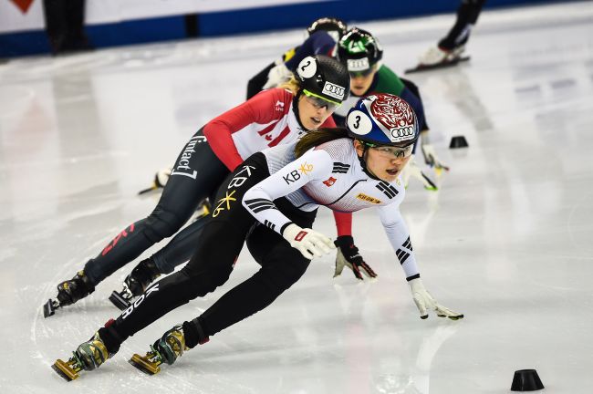 Choi Min-jeong (front) of South Korea competes in the women's 3,000-meter relay at the International Skating Union World Cup Short Track Speed Skating in Shanghai on Sunday.  (AFP-Yonhap)