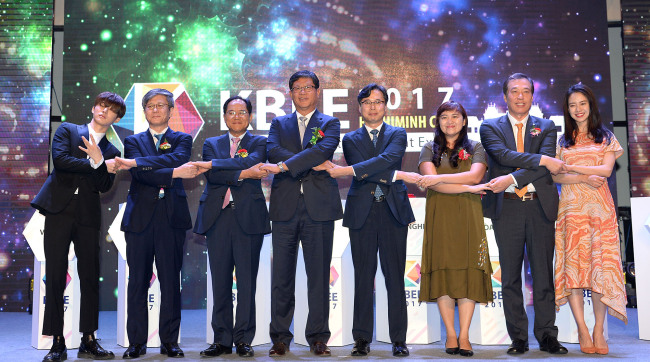 지난 8일 베트남 호치민 젬센터에서 진행된 ‘2017년 호치민 한류박람회’ 개막식에서 주요내빈들이 기념촬영을 하고 있다. 왼쪽부터 홍보대사 아이콘의 멤버 B.I, 강만석 한국콘텐츠진흥원 원장 직무대행, 박노완 주호치민 총영사, 김재홍 KOTRA 사장, 박진규 산업통상자원부 무역정책관, 까오 티 피 반 호치민 투자무역진흥센터 부대표, 이완신 롯데홈쇼핑 대표, 홍보대사 배우 송지효.