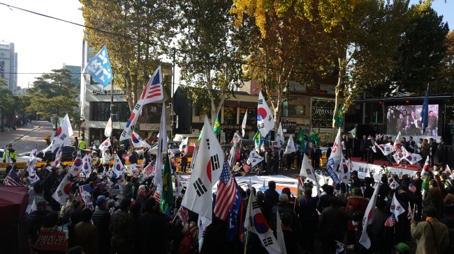 지난 14일 서울 종로 대학로에서 진행된 ‘제25차 박근혜 대통령 무죄 석방과 정치투쟁 선언 지지 범우파 국민 총궐기 태극기 집회’