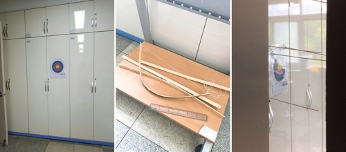 여교사를 세워둔 과녁과 활 사진.[사진제공=연합뉴스]