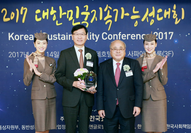 ‘2017 대한민국 지속가능성 대회’ 시상식에서 아시아나항공 오근녕 경영관리본부장(왼쪽 둘째)과 백수현 한국표준협회장(셋째)이 기념촬영을 하고 있다.[사진=아시아나항공]
