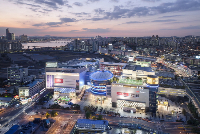 HDC신라면세점 전경. 중국의 사드보복 여파로 고전하던 면세업계가 올 3분기 일제히 흑자를 기록해 모처럼 업계에 웃음꽃이 피었다.