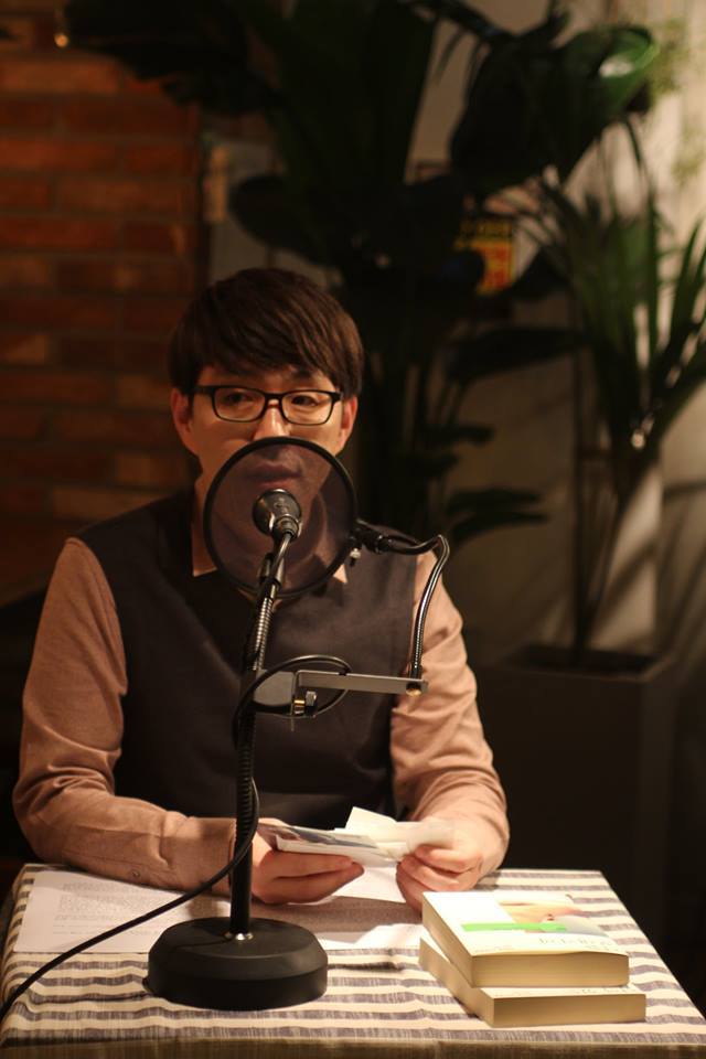 Lee Dong-jin hosts book podcast “Red Book Cafe.” (Wisdom House)