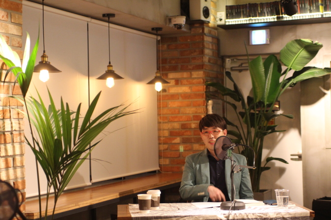 Lee Dong-jin hosts book podcast “Red Book Cafe.” (Wisdom House)