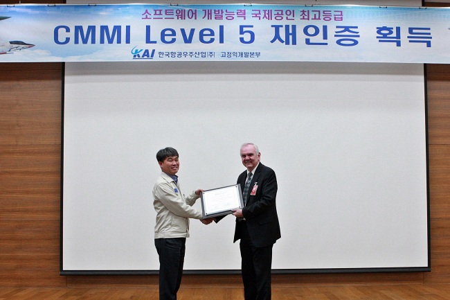 류광수 고정익개발본부장(좌측)와 웨인 리틀필드 CMMI 선임심사원 [사진제공=KAI]