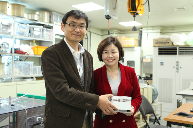 김학준(왼쪽) 박사와 에어비타 이길순 대표가 기계연의 집진기술을 사업화한 제품 ‘더스트제로’를 들어보이고 있다.[제공=한국기계연구원]