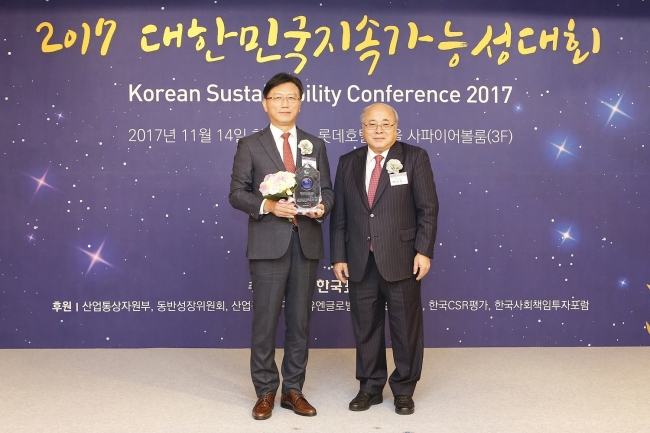 조성형 매일유업 부사장(왼쪽)과 백수현 한국표준협회장이 시상식 후 기념촬영을 하고 있다
