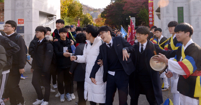 대학수학능력 시험이 하루 앞으로 다가왔다. 15일 오전 서울 용산구 용산고등학교에서 3학년 수험생들이 정문까지 도열한 후배들의 열띤 응원과 성원을 받으며 학교를 나서고 있다. 정희조 기자/checho@heraldcorp.com