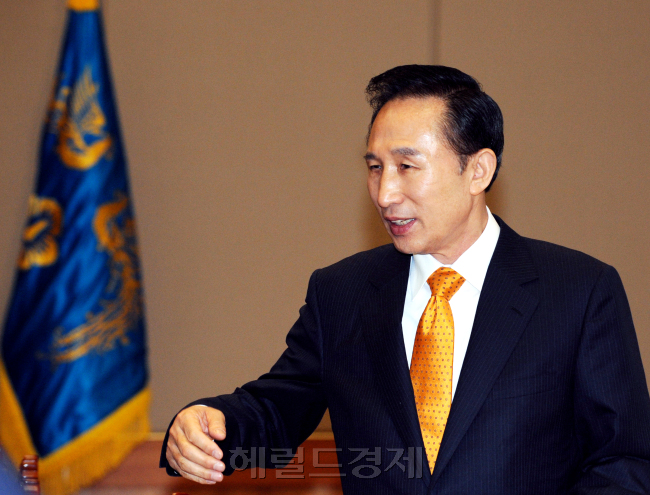 2008년 2월27일 수석비서관 회의를 주재하기 위해 들어서는 이명박 전 대통령. [사진=헤럴드경제DB]
