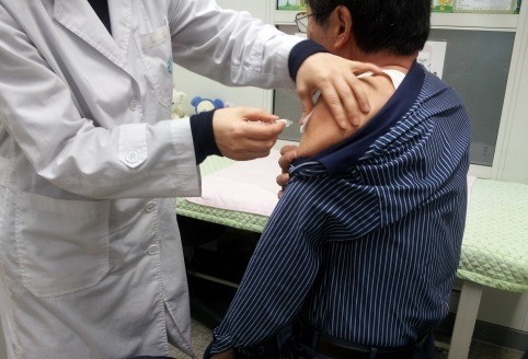대표적 겨울 질환인 폐렴을 예방하기 위해 고령자나 당뇨 등 만성질환자는 폐렴구균 백신을 받는 것이 좋다. 지난해 경남 사천 사천시보건소에서 한 노인이 폐렴구균 무료 예방접종을 받고 있는 모습. [사진제공=사천시]