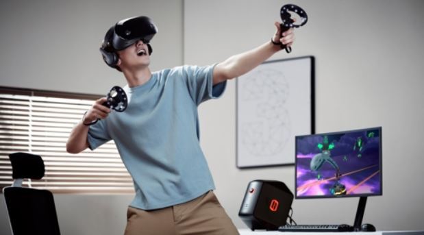 A model demonstrates the Samsung Head Mounted Display (HMD) Odyssey in this photo released by Samsung Electronics Co. on Nov. 15, 2017. (Yonhap)