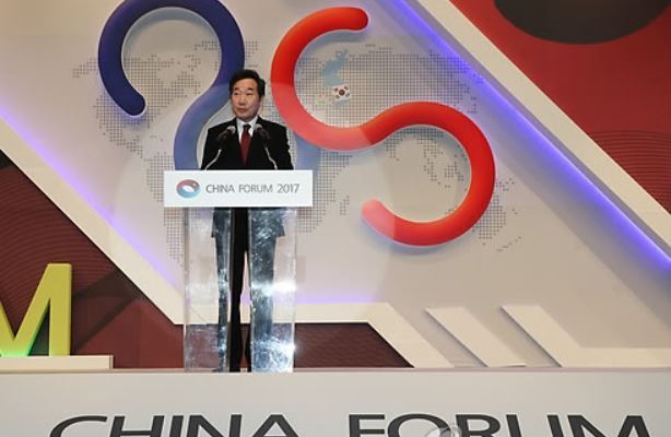 Prime Minister Lee Nak-yonn delivers an address during an annual forum on Korea-China relations on Nov. 15, 2017. (Yonhap)