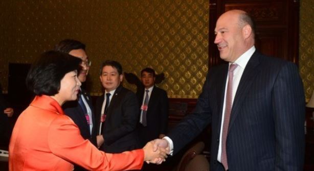 Choo Mi-ae (L), the leader of South Korea`s ruling Democratic Party, shakes hands with White House chief economic director Gary Cohn before their talks in Washington on Nov. 14, 2017. (Yonhap)