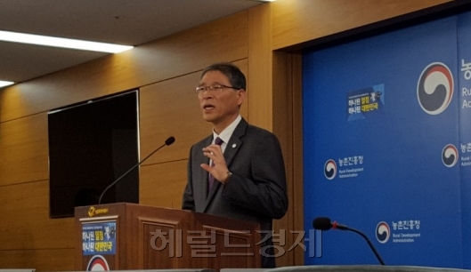 허건량 농진청 차장이 정부세종청사 농림축산식품부 기자실에서 국산 콩 발아배아 추출물 관련 브리핑을 하고 있다. [사진=황해창 기자/hchwang@heraldcorp.com]