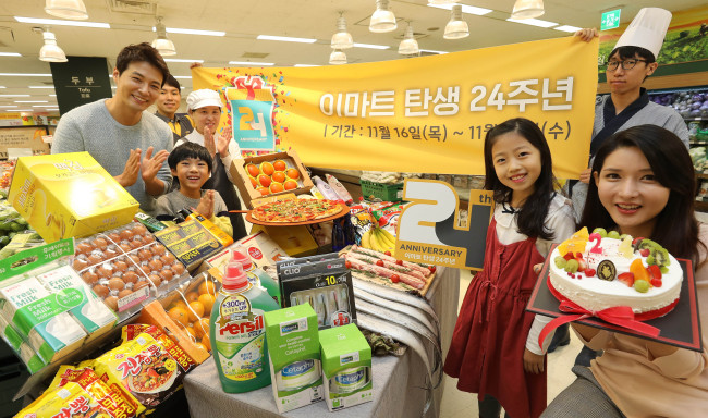 15일 오전 이마트 용산점에서 이마트 임직원 및 모델들이 이마트 개점 24주년 기념 연중 최대규모 행사를 소개하고 있다.