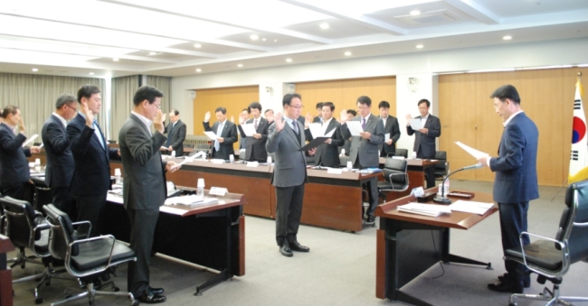 범농협 준법감시 최고책임자 회의에서 허식 농협중앙회 부회장(사진 오른쪽), 중앙회·지주 및 계열사의 준법감시부서 최고책임자 30여명이 조직문화 혁신을 통한 청렴한 농협 구현에 앞장설 것을 다짐하며 결의문을 낭독하고 있다. [사진제공=농협]