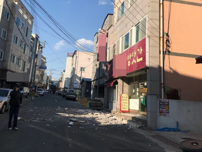 15일 오후 경북 포항시 한 건물 외벽이 지진 충격으로 부서져 있다. 기상청은 이날 오후 2시 29분께 경북 포항시 북구 북쪽 6㎞ 지점에서 규모 5.5 지진이 발생했다고 밝혔다. [사진제공=연합뉴스]
