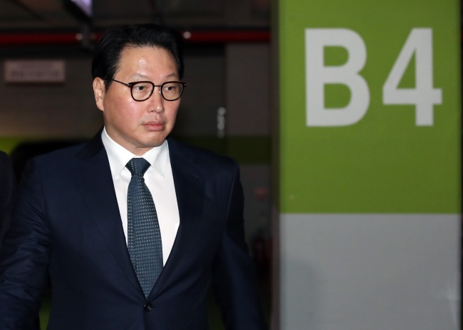 최태원 SK 회장이 15일 오후 서울가정법원에서 열린 이혼소송 첫 조정기일에 출석하고 있다. [사진제공=연합뉴스]