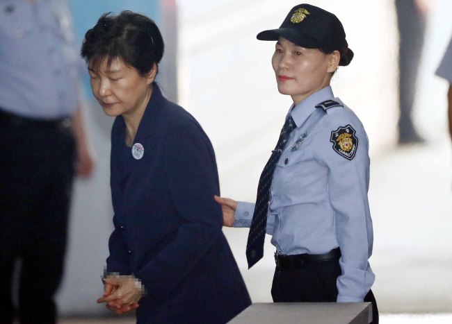 서울중앙지법 재판정에 들어서는 박근혜 전 대통령