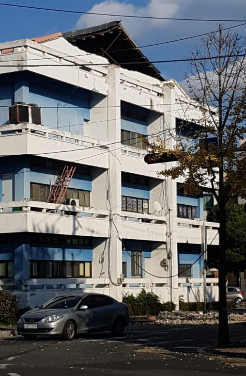 15일 지진으로 포항 옛 문화원 건물이 일부 파손돼 있다. [사진제공=연합뉴스]