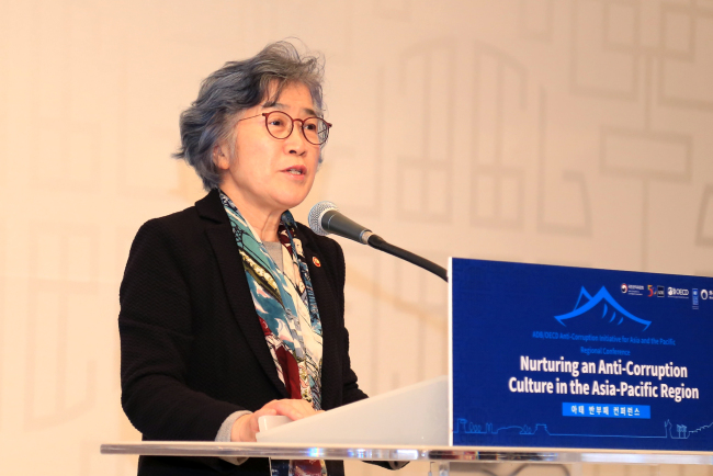 Chairperson of the Anti-Corruption and Civil Rights Commission Pak Un-jong delivers her opening remarks at a three-day Regional Anti-Corruption Conference of the ADB/OECD Anti-Corruption Initiative for Asia and the Pacific at Millennium Seoul Hilton Hotel on Wednesday. ACRC