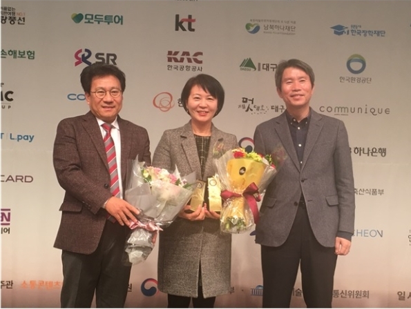 한국언론진흥재단 프레스센터에서 15일 열린 제10회 ‘대한민국인터넷소통대상’ 시상식에서 김현숙 국민연금공단 차장(가운데)이 인터넷소통대상대상과 디지털콘텐츠대상을 수상하고 이인영 더불어민주당 의원(오른쪽), 박영락 한국인터넷소통협회장(왼쪽)과 함께 기념촬영을 하고 있다. [사진제공=국민연금공단]