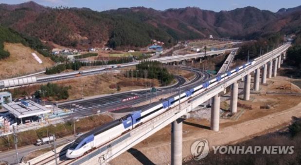 A KTX bullet train performs a test operation in PyeongChang County, Gangwon Province, on Nov. 15, 2017. The new train service will officially open in December. (Yonhap)