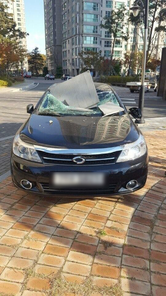 Heavy object falls on a car roof in Pohang causing damage to the vehicle. (Reader contribution from Pohang/The Korea Herald)