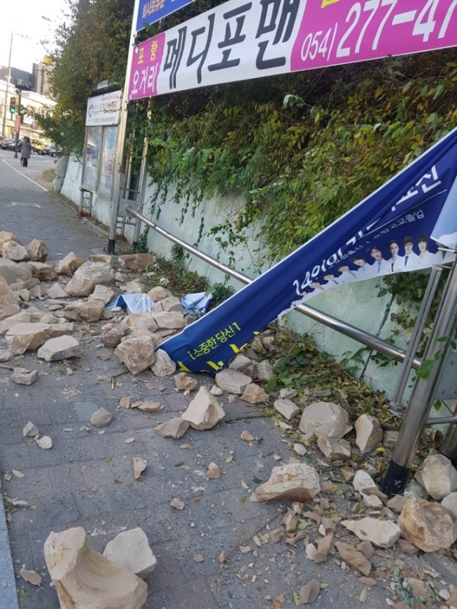 경북 포항 북구 세화고등학교 통학로가 지진으로 돌 등이 무너졌다. [사진제공=세화고등학교 주선미 학생]