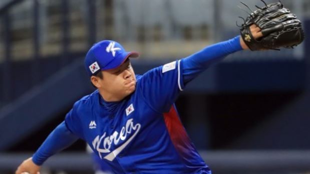 In this file photo taken on Nov. 10, 2017, South Korean right-hander Jang Hyun-sik throws a pitch against the Nexen Heroes in an exhibition game for the national team at Gocheok Sky Dome in Seoul. (Yonhap)