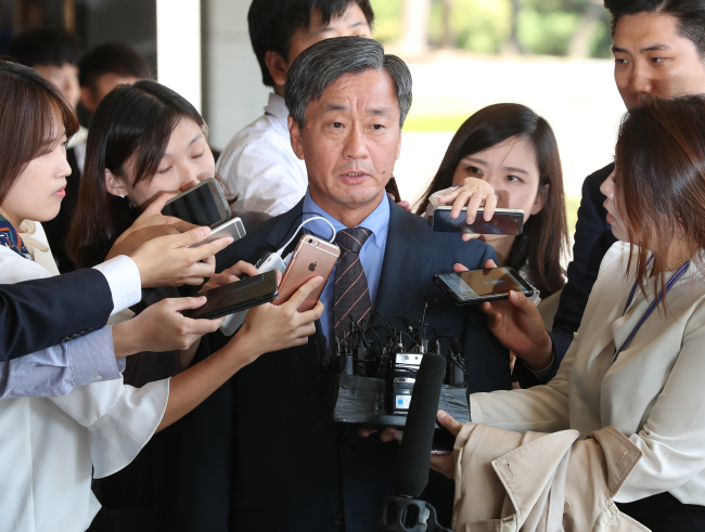 이명박 정부 시절 국가정보원의 ‘댓글공작’을 주도한 실무책임자인 이종명 전 국정원 3차장이 지난 9월21일 서울 서초구 서울중앙지검에 출석하고 있다. [사진제공=연합뉴스]