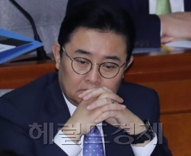 전병헌 청와대 정무수석이 15일 검찰이 소환조사 방침을 밝히고 사퇴 압박이 거세지자 “사실규명도 없이 사퇴부터 해야 하는 풍토가 옳은 것인지에 대한 고민도 있다”고 밝혔다. [사진=헤럴드경제DB]
