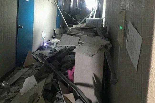 People shared photos and videos of buildings shaking, books falling from shelves and frames falling off walls. (From online cafe)