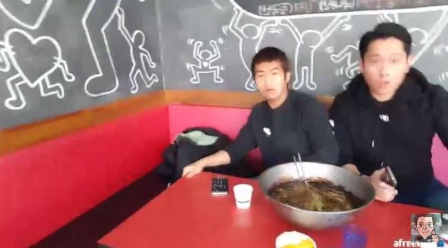짜장면 도전하다 지진이 발생해 놀란 BJ[사진=유튜브영상 캡처]