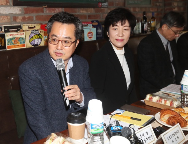 김동연 장관은 16일 포항 지진 피해 상황을 확인후 ‘특별재난지역 지정을 검토하겠다’고 발표했다. 15일 오후 용인 보정동 카페거리에서 진행된 소상공인 현장방문 및 간담회에서 인사말을 하고 있는 김 장관(왼쪽) 모습. [사진=연합뉴스]