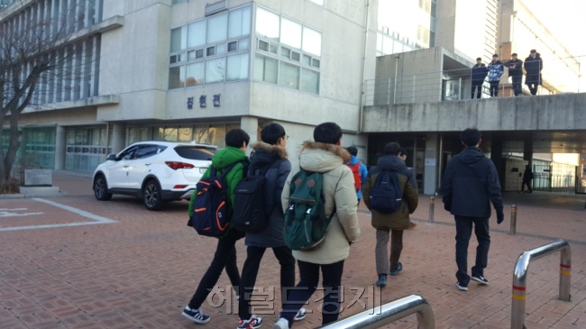 16일 아침 세종과학고 고등학교 3학년 학생들이 일주일 연기된 수능 시험 준비를 하기 위해 등교하고 있다. [사진=정세희 기자/say@heraldcorp.com]