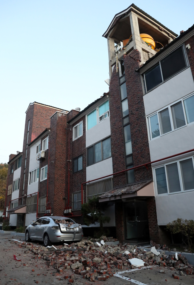 15일 지진으로 파손된 경북 포항지역 주택가.[사진제공=연합뉴스]
