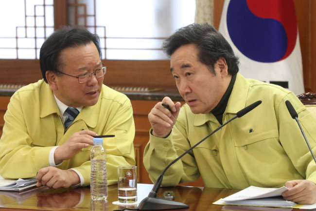 이낙연 국무총리와 김부겸 행정안전부 장관이 16일 오전 서울 세종로 정부서울청사에서 열린 포항지진 관련 긴급관계장관회의를 마친 후 가까이에서 대화하고 있다. [사진제공=연합뉴스]