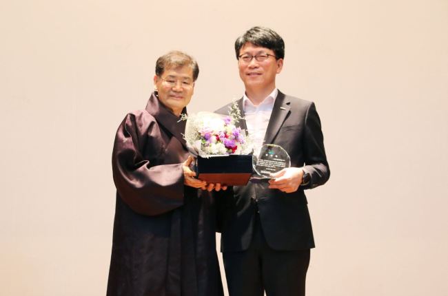 교촌에프앤비㈜ 윤순도 전무(사진 오른쪽), 오산남부종합사회복지관 신영묵 관장