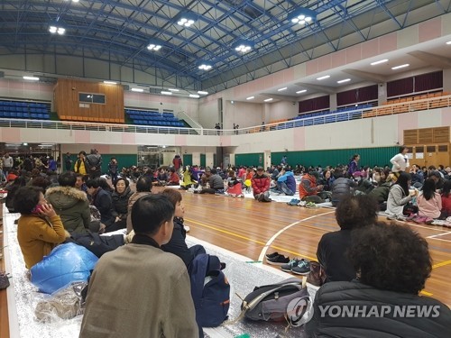 15일 오후 경북 포항에서 발생한 지진의 영향으로 주민들이 북구 흥해읍사무소로 대피해 있다. (사진=연합뉴스)