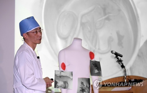 15일 오후 경기도 수원 아주대병원에서 이국종 교수가 총상을 입은 채 귀순한 북한군 병사의 수술결과 및 환자 상태에 대한 브리핑을 하고 있다. (사진=연합뉴스)