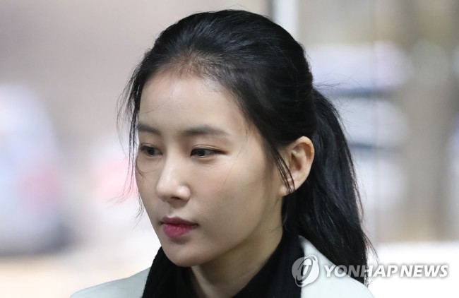 15일 오후 서울 서초구 서울중앙지법에서 열린 전 남자친구 커피 프랜차이즈 대표 S(48)씨의 공갈 및 공갈 미수 혐의 3차 공판에 증인으로 출석하고 있는 방송인 김정민 (사진=연합뉴스)