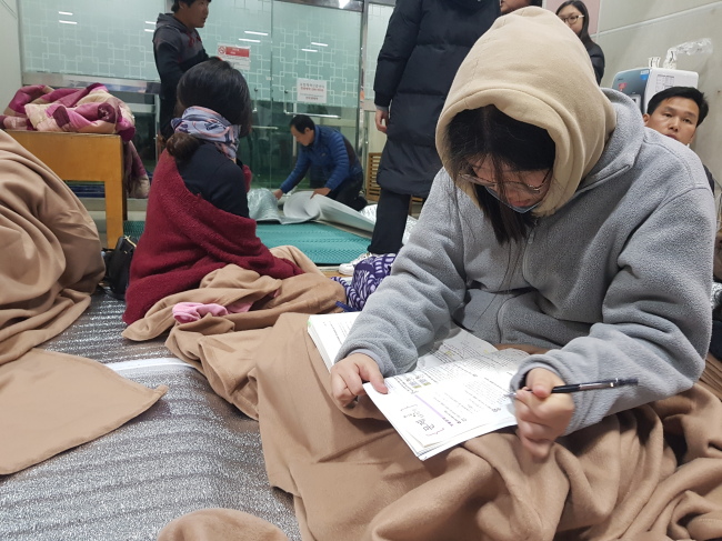 경북 포항지역에 닥친 지진으로 수능이 1주일 연기 됐지만 포항지역 수험생들의 앞으로의 여정은 험난하기만 하다. 이들은 자칫 낯선 지역의 시험장에서 여진의 위험을 안고 시험을 봐야 하는 핸디캡을 안게 됐다. [사진제공=연합뉴스]