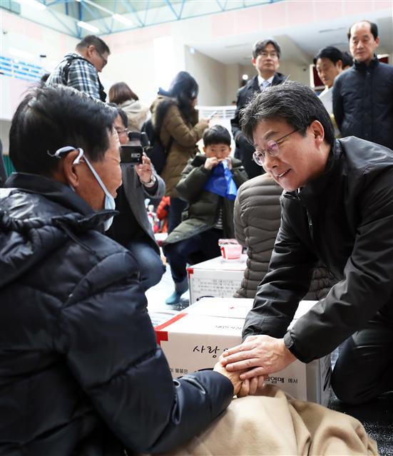 규모 5.4지진이 발생한지 하루가 지난 16일 오전 포항시 흥해실내체육관을 방문한 바른정당 유승민 대표가 이재민들을 위로하고 있다. [연합뉴스]
