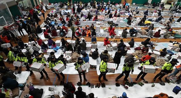 This photo, taken on Nov. 16, 2017, shows police officers delivering relief to victims of the earthquake that struck the southeastern city of Pohang a day earlier. (Yonhap)