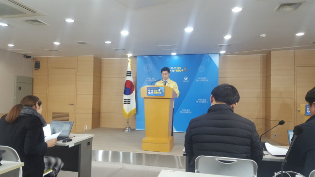 [사진=안영규 행정안전부 재난관리관이 16일 정부서울청사에서 ‘포항 지진’ 대처 브리핑을 진행하고 있다.]