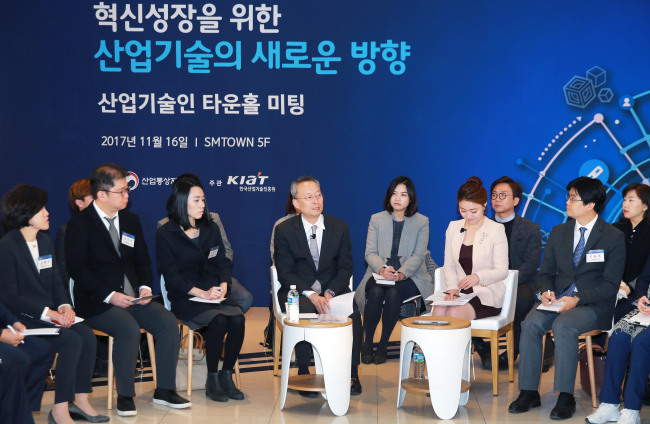 백운규(앞줄 오른쪽 4번째) 산업통상자원부 장관이 16일 서울 강남구 코엑스 SM타운에서 진행된 ‘산업기술인 타운홀 미팅’에서 참석자의 발언을 청취하고 있다. ［사진=산업통상자원부］