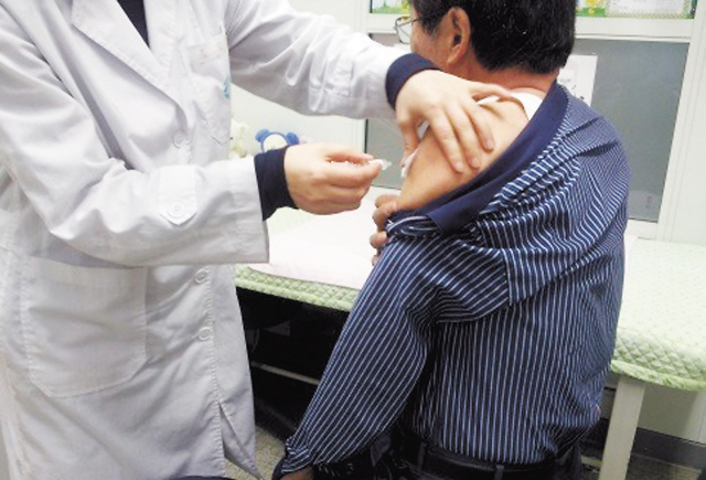 대표적 겨울 질환인 폐렴을 예방하기 위해 고령자나 당뇨 등 만성질환자는 폐렴구균 백신을 받는 것이 좋다. 지난해 경남 사천 사천시보건소에서 한 노인이 폐렴구균 무료 예방접종을 받고 있는 모습. [제공=사천시]