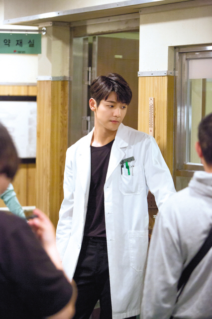 강민혁은 드라마에서 처음으로 메인 남자주인공을 맡아 아픔이 있는 의사 ‘곽현’ 역을 소화해냈다. 그는 “좋은 에너지와 기운을 가지고 있는 사람과 연기하는 게 값진 경험이었다. 좋은 기회라고 생각하고 집중했다. 나도 누구에게 좋은 기운을 주고 편안하게 느낄 수 있는 배우가 되고싶다”고 전했다.