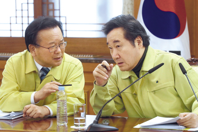 이낙연 국무총리와 김부겸 행정안전부 장관이 16일 오전 서울 세종로 정부서울청사에서 열린 포항지진 관련 긴급관계장관회의를 마친 후 가까이에서 대화하고 있다. [연합뉴스]